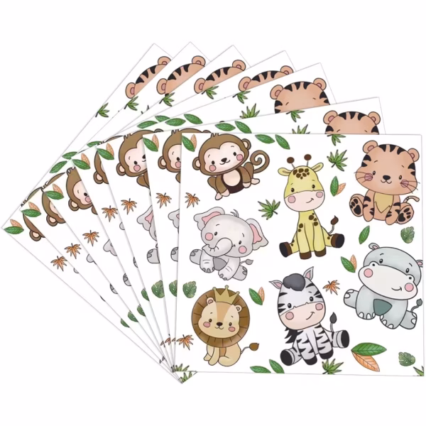 Servetele din hartie alba cu imprimeu safari ilustrand pui de animale salbatice precum maimuta girafa tigrul elefantul leul zebra si hipopotamul printre frunze tropicale