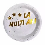 set 10 farfurii la multi ani 23 cm Set de 10 farfurii mari din carton pentru petrecere, dimensiune 23 cm. Farfuriile au fundalul alb si sunt decorate elegant cu mesajul La Multi Ani, trei stele si puncte de confeti, toate realizate din folie aurie metalizata.