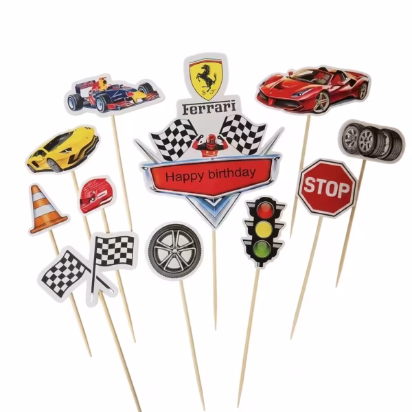 Set 11 Toppere Tort Mașini Curse / Ferrari Set complet de 11 toppere din carton pentru decorarea tortului, cu tematica mașini de curse și Racing Ferrari, asamblate pe bețișoare din bambus.