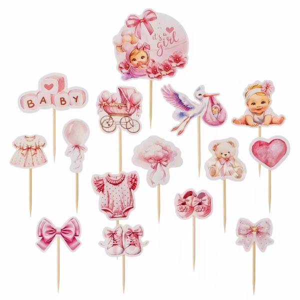 Set de cincisprezece toppere pentru tort cu tematica baby girl in nuante de roz pastel ilustrand elemente de botez precum un bebelus, o barza, ursulet de plus si hainute.
