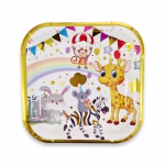 set 8 farfurii animale safari jungla 18 cm Set de 8 farfurii mici din carton pentru tort, dimensiune 18 cm. Forma patrata cu colturi rotunjite, incadrate de o margine aurie. Design de petrecere cu tematica safari, curcubeu si animale.