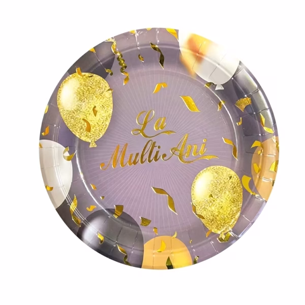 set 8 farfurii party la multi ani 18 cm Set de 8 farfurii mici din carton pentru tort, dimensiune 18 cm. Design elegant cu fundal inchis, decorat cu baloane aurii, albe si negre, confeti stralucitor si textul cursiv La Multi Ani.
