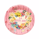 set 8 farfurii roz la multi ani 18 cm Set de 8 farfurii mici din carton lucios pentru tort, dimensiune 18 cm. Design adorabil pe fundal roz cu fundite, ilustratii cu flori, ursuleti cu rochite si textul La Multi Ani.