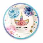 set 8 farfurii unicorn 18 cm Set de 8 farfurii mici din carton pentru tort, dimensiune 18 cm. Design magic cu margine bleu, ilustrand chipul unui unicorn cu corn curcubeu si coronita de trandafiri, inconjurat de flori pastelate si stelute.