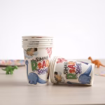 set 8 pahare dinozaur 200 ml Set de 8 pahare din carton pentru petrecere, capacitate 200 ml. Design pastelat pe fundal deschis cu pui de dinozauri simpatici si mesajul text Simple Roar Some.