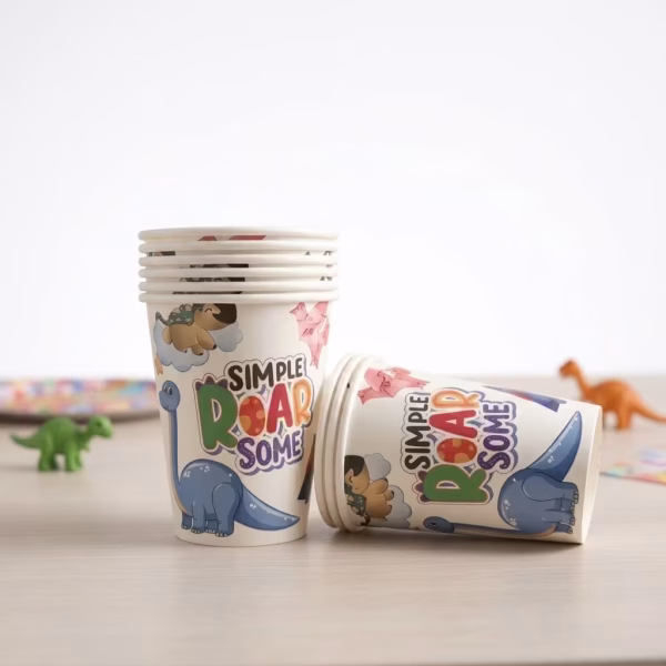set 8 pahare dinozaur 200 ml Set de 8 pahare din carton pentru petrecere, capacitate 200 ml. Design pastelat pe fundal deschis cu pui de dinozauri simpatici si mesajul text Simple Roar Some.