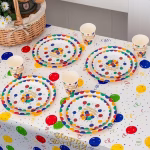 Aranjament complet pentru servirea tortului la o petrecere de copii, incluzand fata de masa, pahare si farfurii din carton de 18 cm cu imprimeu festiv Happy Birthday.