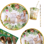 Aranjament festiv pentru petrecere cu tematica Safari, incluzand farfurii din carton cu animale, pahare asortate, paie cu buline aurii si tacamuri aurii asezate pe un servetel verde.