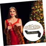 Set de accesorii pentru majorat format dintr o coronita aurie din aliaj decorata cu cristale si numarul 18 alaturi de o panglica neagra din poliester cu textul auriu 18 & Fabulous