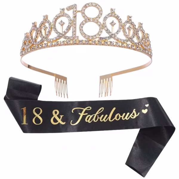 Set de accesorii pentru majorat format dintr o coronita aurie din aliaj decorata cu cristale si numarul 18 alaturi de o panglica neagra din poliester cu textul auriu 18 & Fabulous