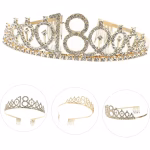 Set de accesorii pentru majorat format dintr o coronita aurie din aliaj decorata cu cristale si numarul 18 alaturi de o panglica neagra din poliester cu textul auriu 18 & Fabulous