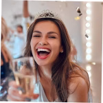 Set de accesorii pentru majorat format dintr o coronita aurie din aliaj decorata cu cristale si numarul 18 alaturi de o panglica neagra din poliester cu textul auriu 18 & Fabulous