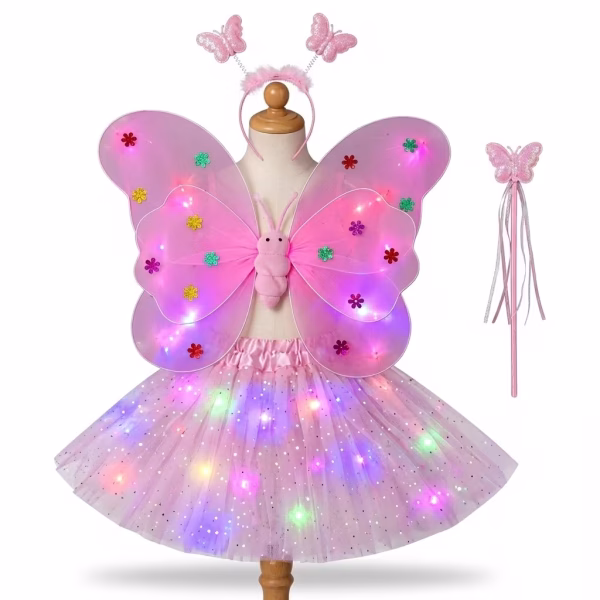 Costum pentru fete format din 4 piese incluzand aripi roz modelabile cu lumini LED si aplicatii florale o fusta din tulle cu lumini LED o bentita cu fluturasi si puf si o bagheta asortata