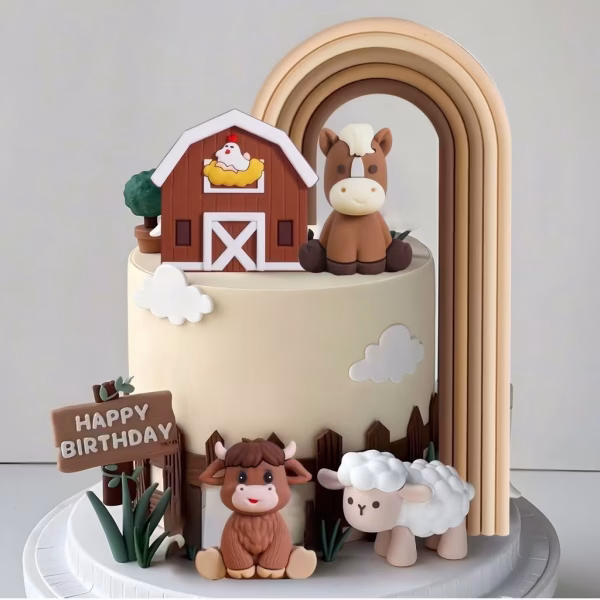 Tort etajat decorat cu figurine 3D reprezentand un curcubeu in nuante de crem si maro, un grajd rosu si animale simpatice de ferma precum un cal, o vacuta si o oaie