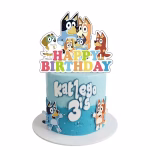 Topper pentru tort din carton ilustrand familia de catelusi Bluey alaturi de prieteni deasupra mesajului Happy Birthday colorat