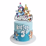 Topper pentru tort din carton ilustrandu i pe Bluey si Bingo purtand coifuri de petrecere deasupra mesajului Happy Birthday