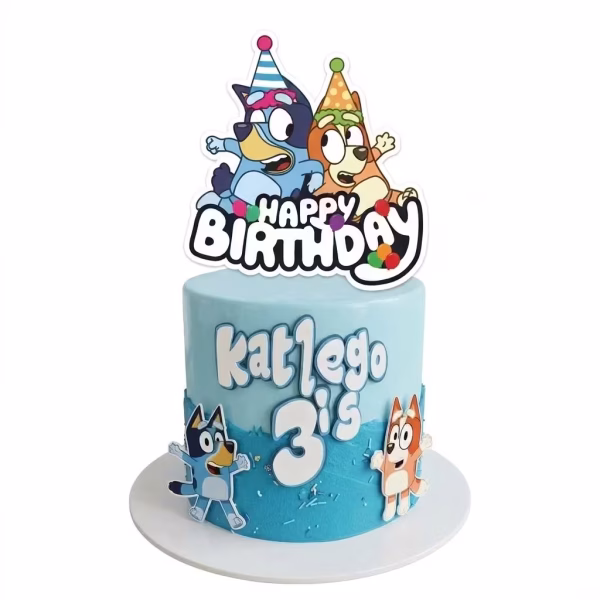 Topper pentru tort din carton ilustrandu i pe Bluey si Bingo purtand coifuri de petrecere deasupra mesajului Happy Birthday