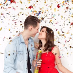 Tuburi de confetti Party Popper in nuante metalizate de argintiu auriu si cupru decorate cu inimioare si stelute fiind inconjurate de confetti din aluminiu in culori vii