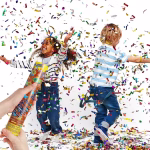 Tuburi de confetti Party Popper in nuante metalizate de argintiu auriu si cupru decorate cu inimioare si stelute fiind inconjurate de confetti din aluminiu in culori vii