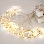Instalatie Luminoasa Tip Perdea 3x2m, 200 LED-uri Alb Cald, USB si Telecomanda, Instalatie luminoasa tip perdea 3x2m cu 200 LED-uri alb cald, controlata prin telecomanda, evidentiind mufa de alimentare USB.