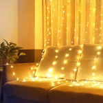 Instalatie Luminoasa Tip Perdea 3x2m, 200 LED-uri Alb Cald, USB si Telecomanda, Instalatie luminoasa tip perdea 3x2m cu 200 LED-uri alb cald, controlata prin telecomanda, evidentiind mufa de alimentare USB.