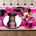 Mockup cu un background textil personalizat Minnie Mouse, ilustrand o rama foto in forma de urechi pentru poza copilului, personajul Minnie si text personalizat Happy Birthday.
