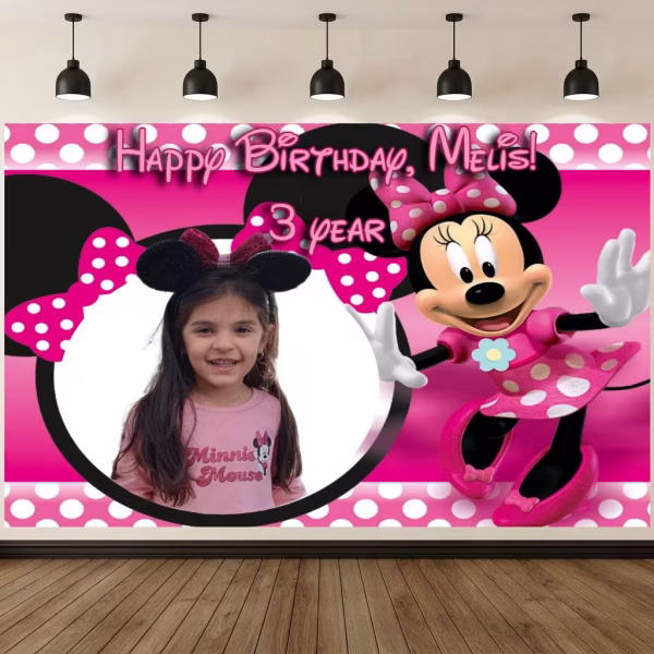 Mockup cu un background textil personalizat Minnie Mouse, ilustrand o rama foto in forma de urechi pentru poza copilului, personajul Minnie si text personalizat Happy Birthday.