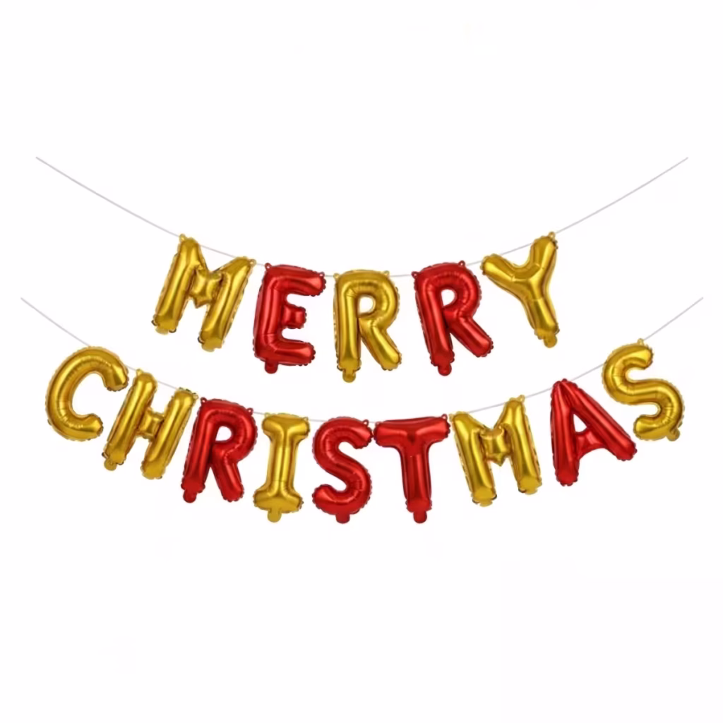 Banner format din baloane din folie metalizată sub formă de litere, compunând urarea MERRY CHRISTMAS, cu literele alternând armonios între culorile auriu și roșu, suspendate împreună pe un șnur subțire