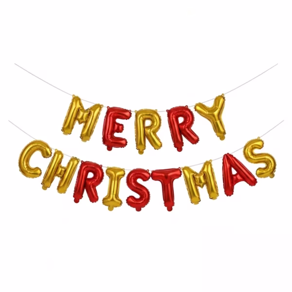 Banner format din baloane din folie metalizată sub formă de litere, compunând urarea MERRY CHRISTMAS, cu literele alternând armonios între culorile auriu și roșu, suspendate împreună pe un șnur subțire