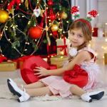 Bentita rosie de Craciun prevazuta cu doi oameni de zapada decorativi montati pe arcuri cu caciulite rosii cu buline si papioane verzi sclipitoare