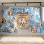 background personalizat cu poza si text urs 210cm Panou foto pentru botez sau aniversare, reprezentand un background personalizat cu fotografia si numele copilului, inconjurat de un urs de plus, cadouri si baloane bleu.