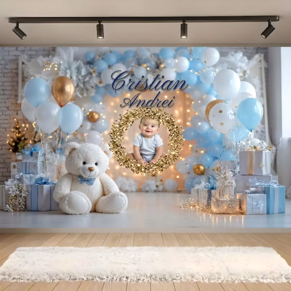 background personalizat cu poza si text Panou foto pentru botez sau aniversare, reprezentand un background personalizat cu fotografia si numele copilului, inconjurat de un urs de plus, cadouri si baloane bleu.