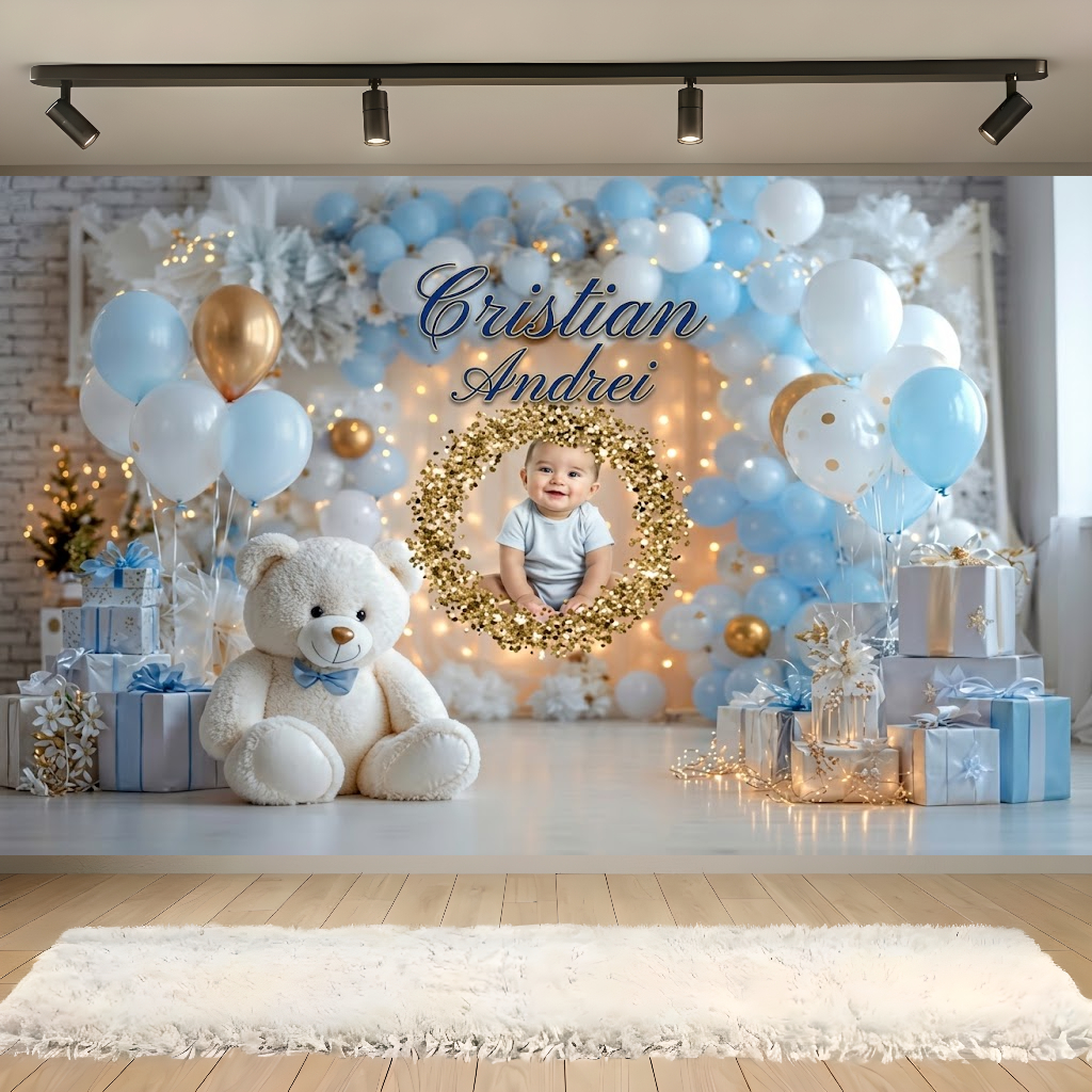 background personalizat cu poza si text urs 210cm Panou foto pentru botez sau aniversare, reprezentand un background personalizat cu fotografia si numele copilului, inconjurat de un urs de plus, cadouri si baloane bleu.