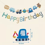 Banner din carton cu textul Happy Birthday, decorat in partea de sus cu masinute, un excavator, un utilaj de tractare si alte elemente auto, asezat deasupra unui Candy Bar cu tematica Pit Stop.