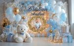 Grafica detaliata a fundalului personalizat pentru petreceri de baieti, ilustrand calitatea printului UV, culorile intense de bleu si auriu si spatiul dedicat fotografiei bebelusului.