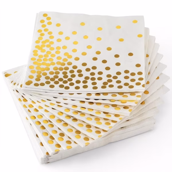 Servetele din hartie alba decorate cu un imprimeu elegant format din buline aurii dispuse sub forma unei cascade de confetti pe diagonala