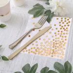 Servetele din hartie alba decorate cu un imprimeu elegant format din buline aurii dispuse sub forma unei cascade de confetti pe diagonala