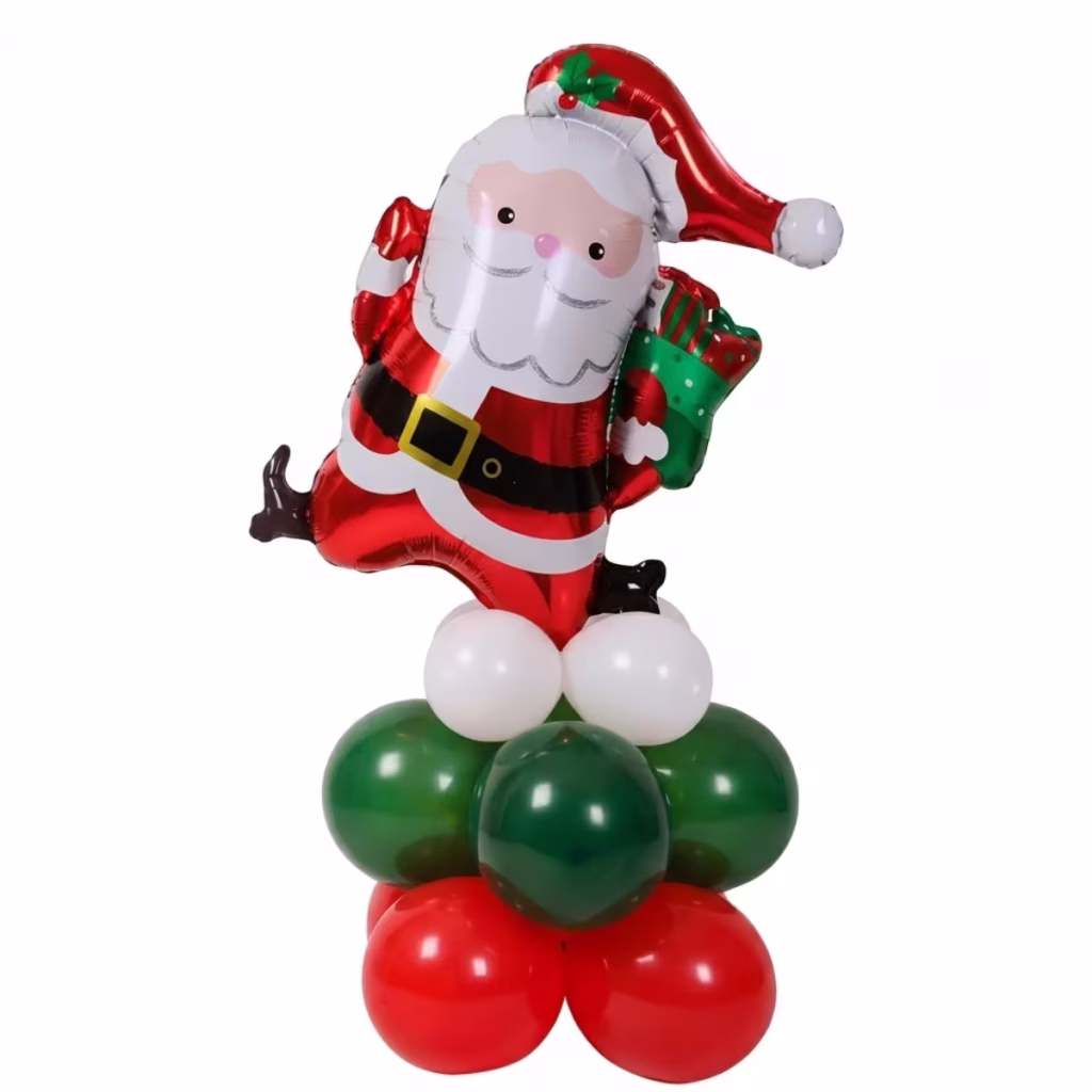 Aranjament festiv format dintr-un balon mare din folie metalizată reprezentându-l pe Moș Crăciun cu un cadou verde, așezat pe o bază construită din baloane din latex în culorile alb, verde închis și roșu