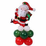 Aranjament festiv format dintr-un balon mare din folie metalizată reprezentându-l pe Moș Crăciun cu un cadou verde, așezat pe o bază construită din baloane din latex în culorile alb, verde închis și roșu