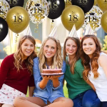 Buchet format dintr un mix de baloane pentru majorat in culorile auriu si negru cu textul 18 Happy Birthday alaturi de baloane transparente cu confetti auriu si o coronita neagra