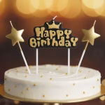Set 3 Lumanari Tort Happy Birthday Si Stele Aurii Tort alb festiv decorat cu un set de trei lumanari elegante incluzand o placuta neagra cu Happy Birthday auriu si doua stele aurii laterale