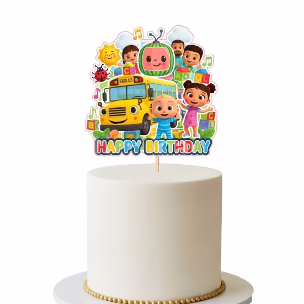 Topper decorativ pentru tort din carton printat cu indragitele personaje Cocomelon alaturi de autobuzul scolar galben logoul in forma de pepene cuburi cu litere si mesajul colorat Happy Birthday asezat pe un tort alb