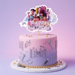 Topper Tort Kpop Demon Hunters & Saja Boys Mockup cu topper de tort Happy Birthday K-Pop Demon Hunters și Saja Boys așezat pe un tort în degrade roz-mov, decorat cu microfoane și stele argintii.