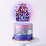 Topper Tort Kpop Demon Hunters & Saja Boys Mockup cu topper de tort Happy Birthday K-Pop Demon Hunters și Saja Boys așezat pe un tort în degrade mov-albastru, decorat cu note muzicale neon și bandă tip glob disco.