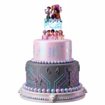 Topper Tort Kpop Demon Hunters & Saja Boys Mockup cu topper de tort K-Pop Demon Hunters si Saja Boys așezat pe un tort etajat în nuanțe de roz irizant și gri cu elemente muzicale neon.