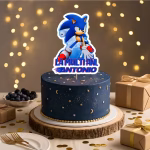 topper tort personalizat sonic Topper tort personalizat Sonic The Hedgehog cu mesajul La Multi Ani Antonio pe un tort albastru inchis decorat cu stele aurii