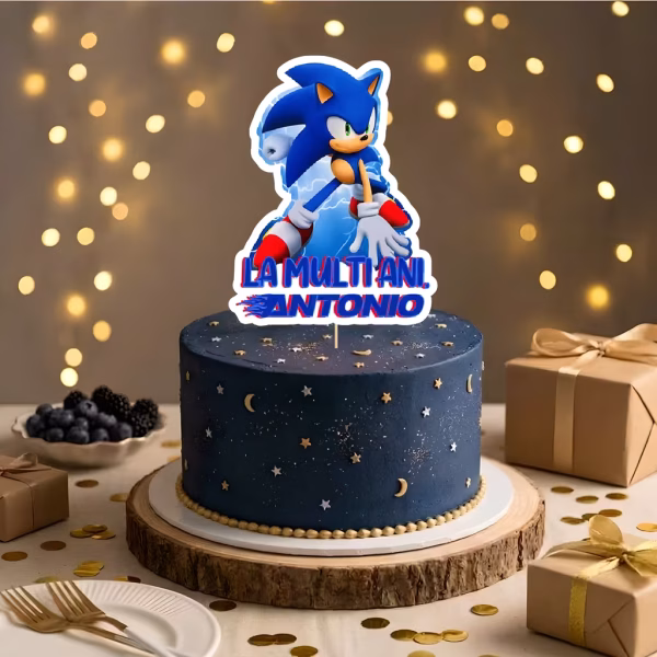 topper tort personalizat sonic Topper tort personalizat Sonic The Hedgehog cu mesajul La Multi Ani Antonio pe un tort albastru inchis decorat cu stele aurii