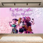 background personalizat kpop demon huntrix Background personalizat pentru panou foto cu tematica Kpop Demon Huntrix, ilustrand artistele din trupa si un text customizat La Multi Ani pe un fundal roz cu sclipici si confetti.