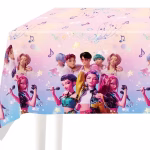 Fata de masa din plastic cu imprimeu muzical K-pop Demon Hunters asezata pe o masa festiva inconjurata de copii la o aniversare