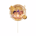 Detalii grafice topper tort personalizat K-Pop Demon Huntrix din carton cu nume, vârstă, note muzicale, baloane aurii și glob disco.